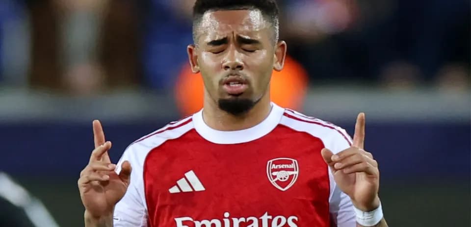 Jugador de Arsenal con manos levantadas en el campo