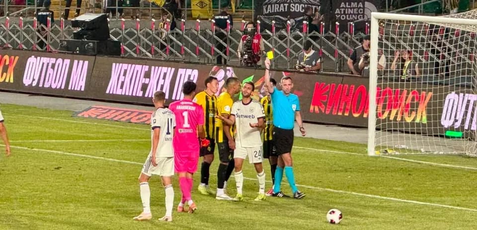 Jugadores de Kairat y Anderlecht durante el partido