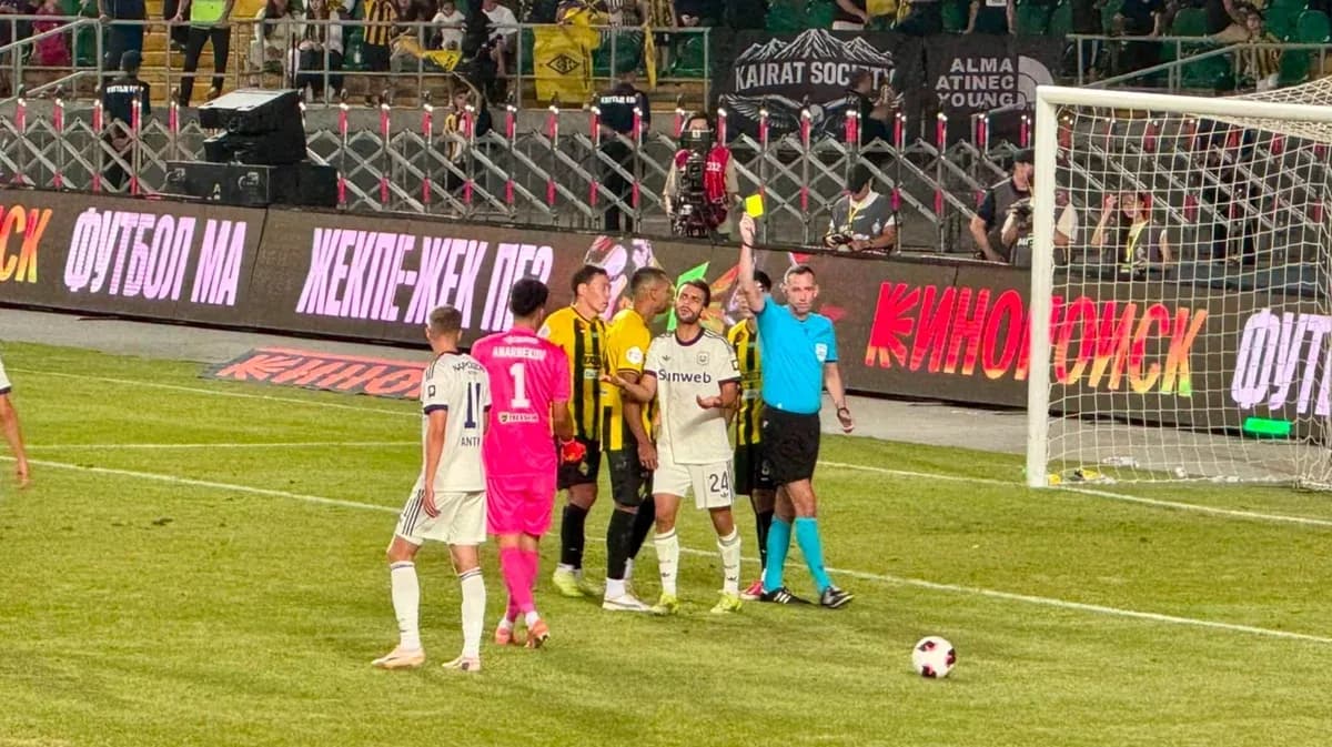 Jugadores de Kairat y Anderlecht durante el partido