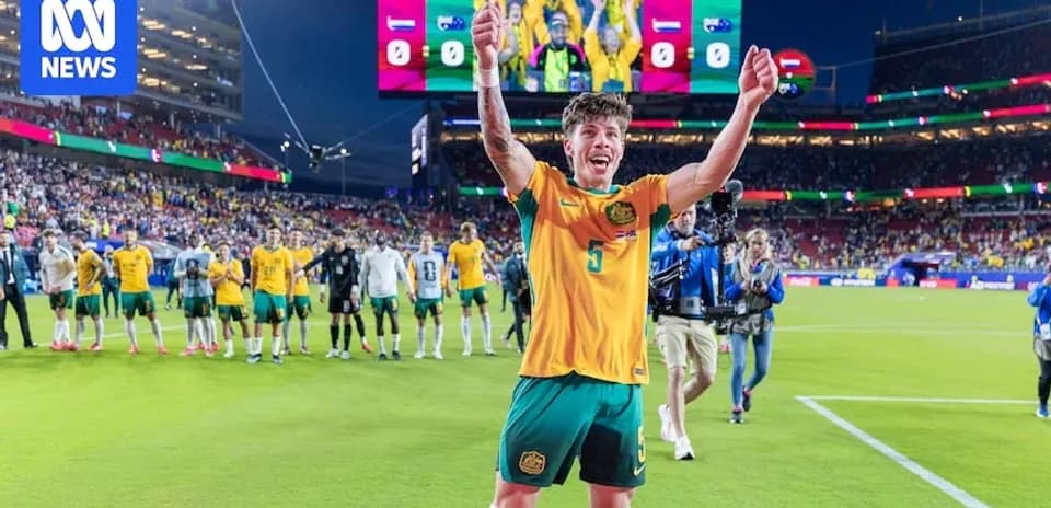 Jugador australiano celebrando con el equipo detrás