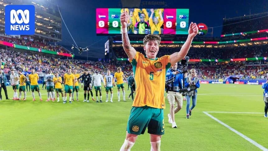 Jugador australiano celebrando con el equipo detrás