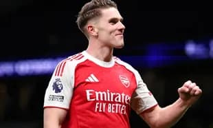 Jugador de Arsenal celebrando con el puño cerrado