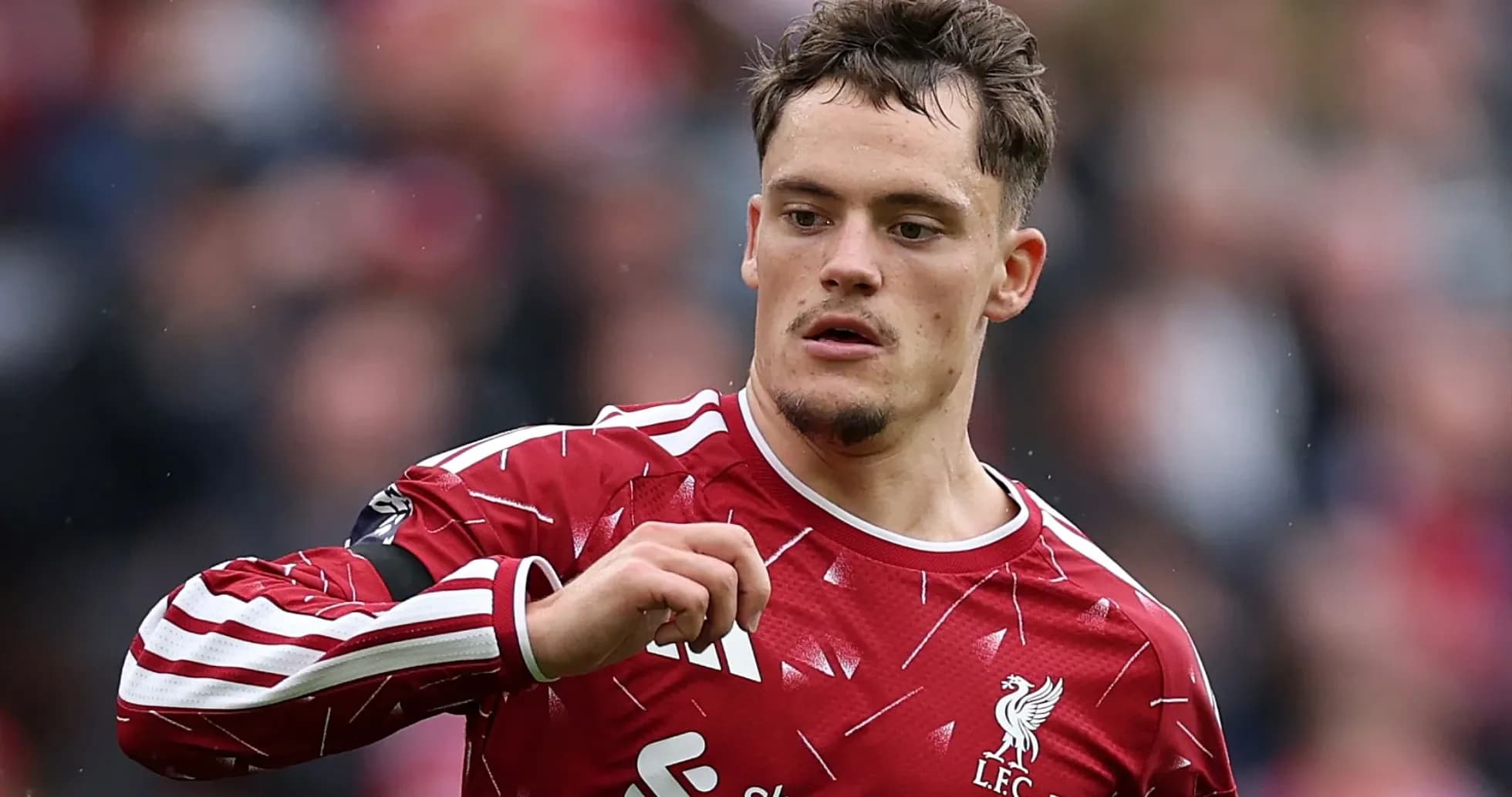 Jugador de Liverpool señalando durante un partido
