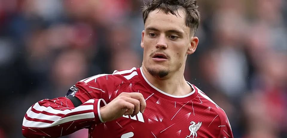 Jugador de Liverpool señalando durante un partido