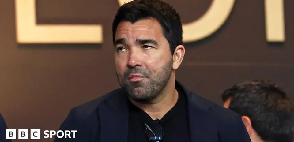 Hombre en un evento deportivo con fondo oscuro