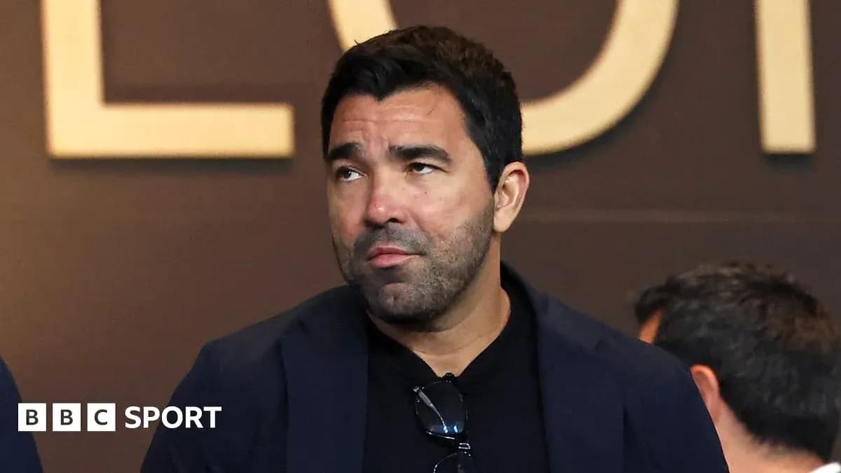 Hombre en un evento deportivo con fondo oscuro