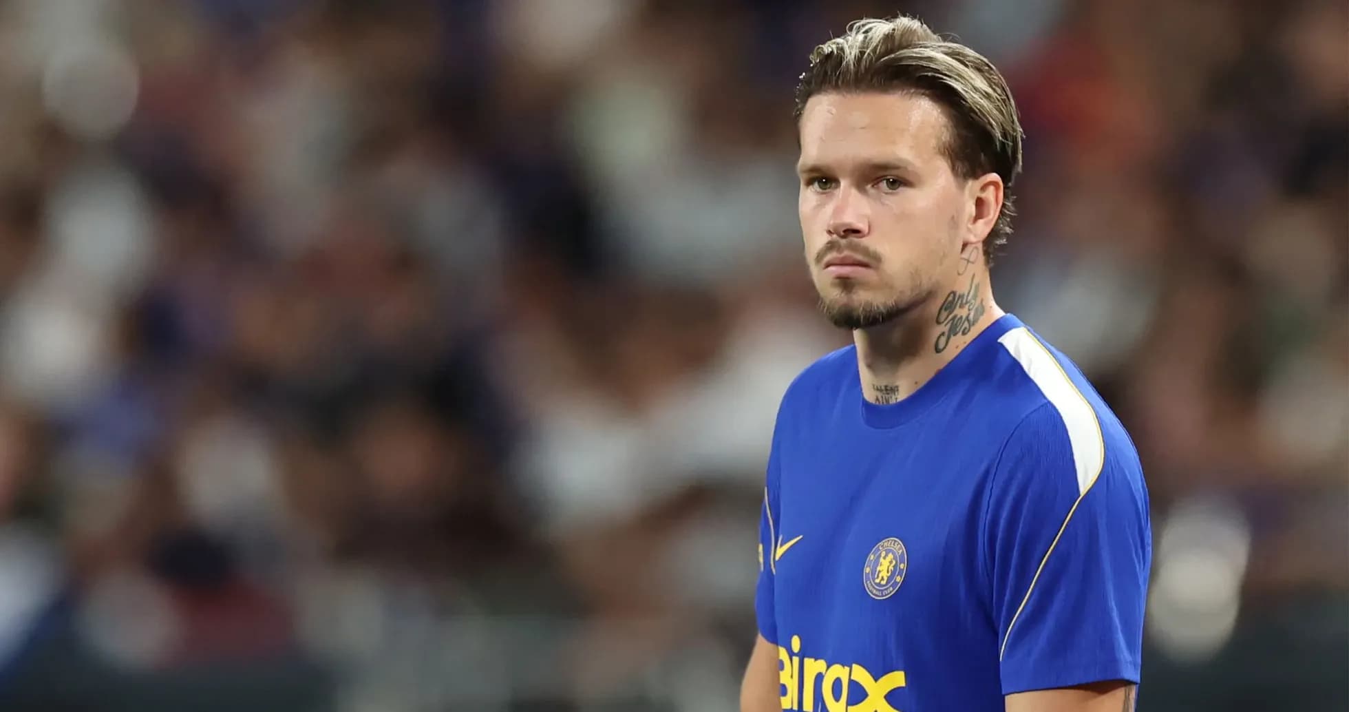 Jugador con camiseta azul de Chelsea en el campo