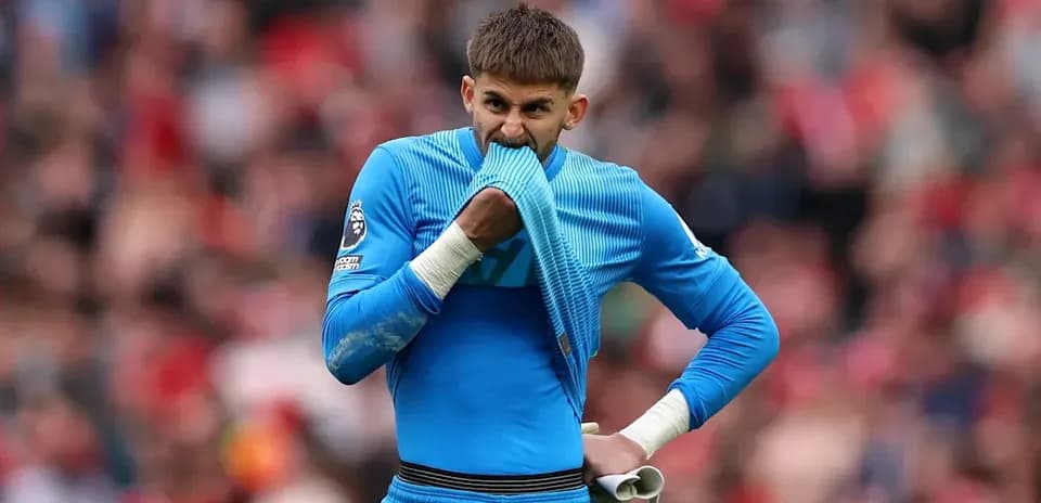 Portero con camiseta azul durante un partido