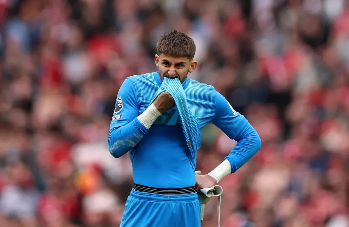 Portero con camiseta azul durante un partido