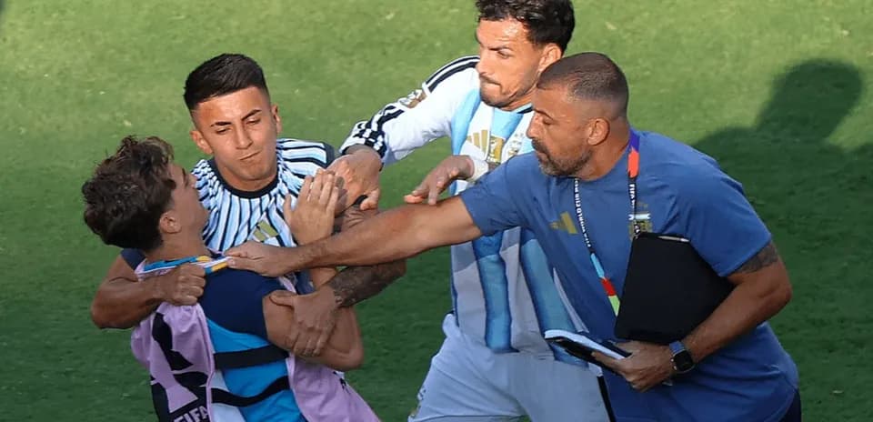 Jugadores y entrenador involucrados en una pelea en el campo
