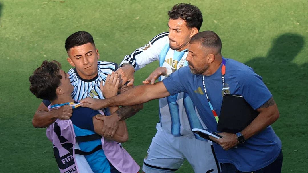 Jugadores y entrenador involucrados en una pelea en el campo