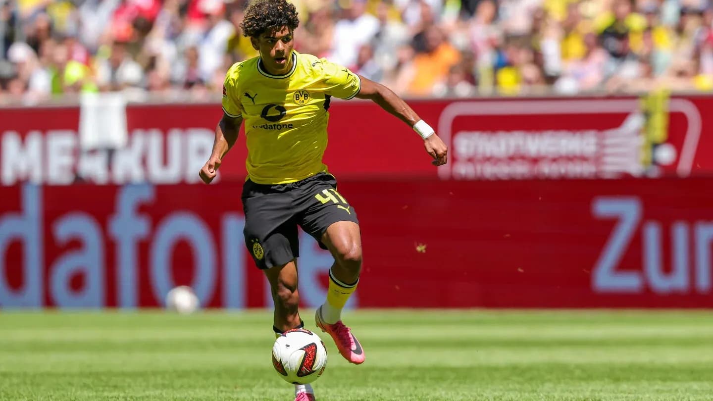 Jugador de Borussia Dortmund corriendo con el balón