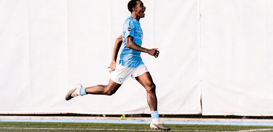 Jugador corriendo en el campo de fútbol
