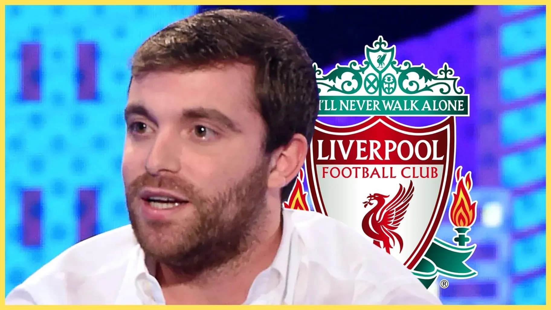 Hombre hablando con logo de Liverpool de fondo