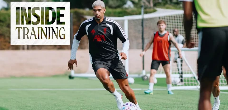 Jugador entrenando en el campo de fútbol