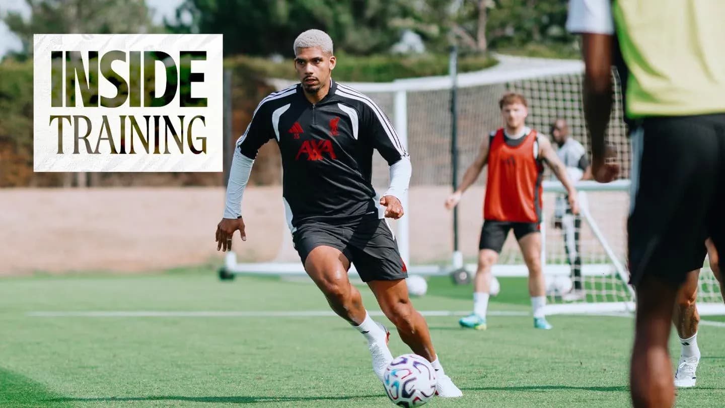 Jugador entrenando en el campo de fútbol