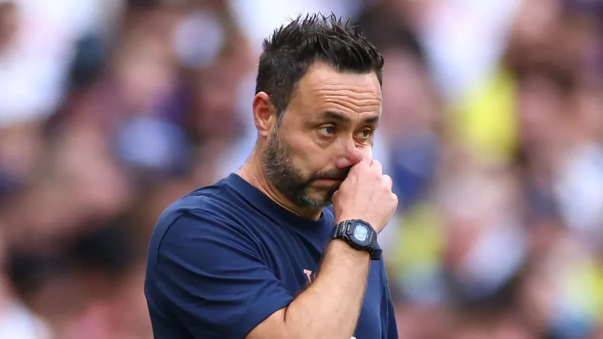 Entrenador pensativo en el banquillo durante el partido