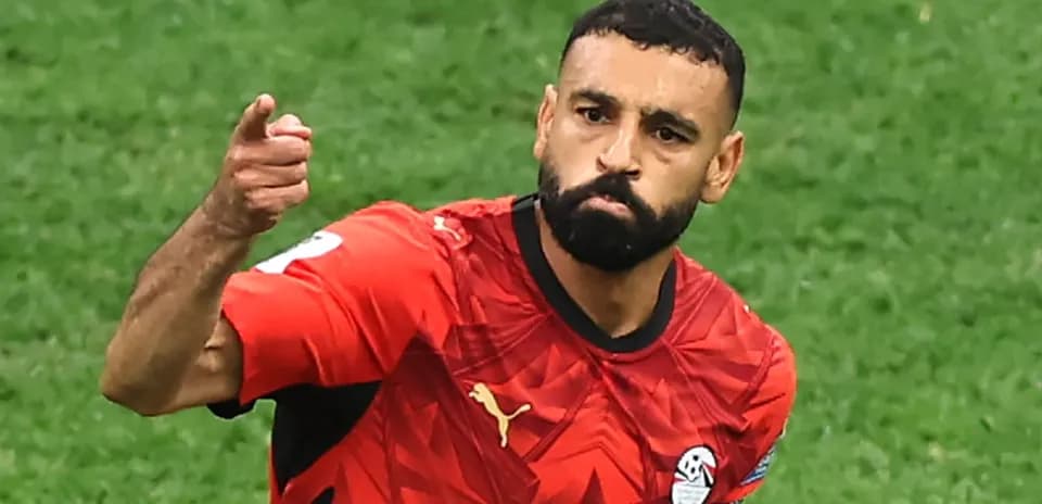Jugador de Egipto señalando durante un partido