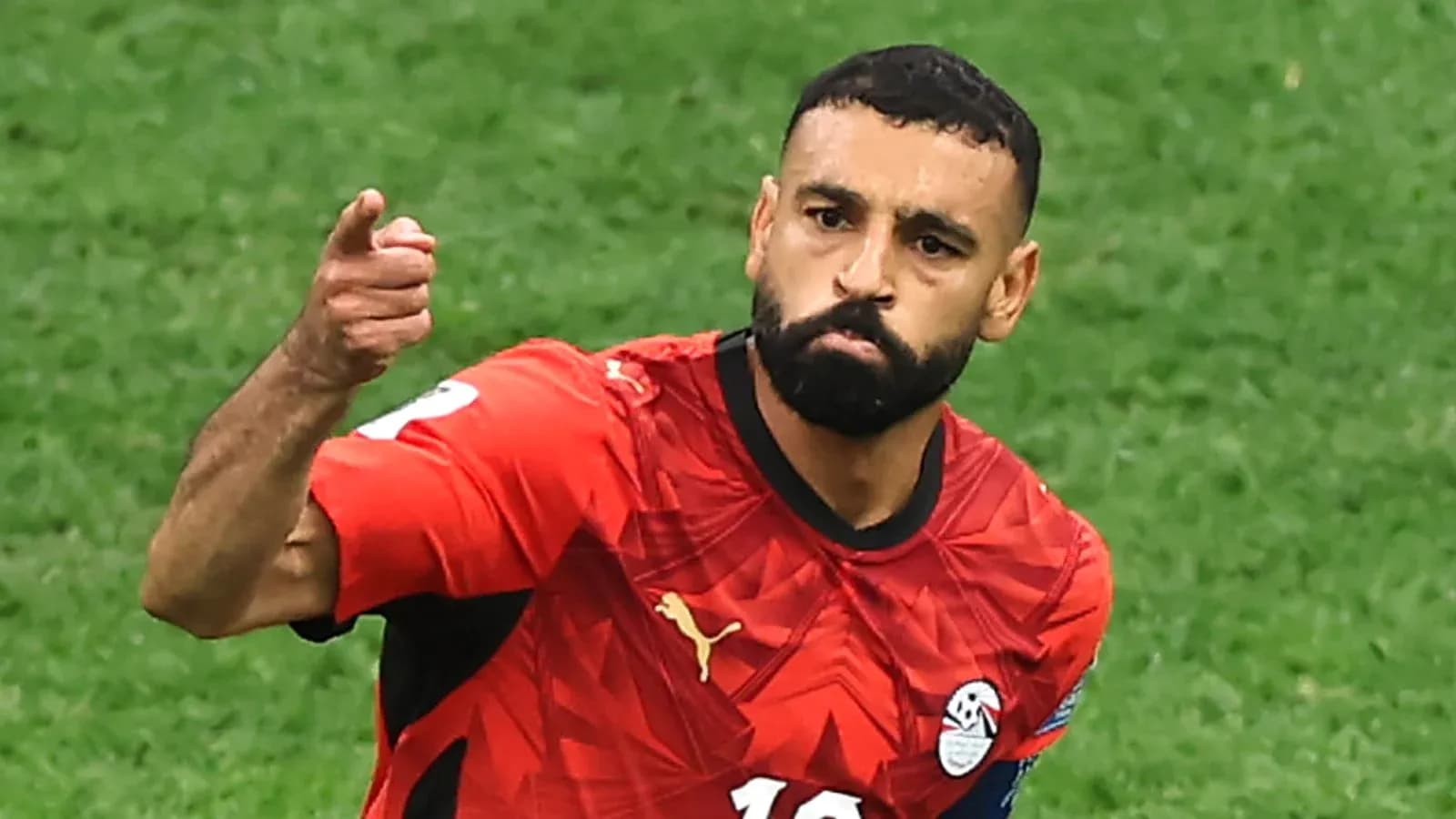 Jugador de Egipto señalando durante un partido