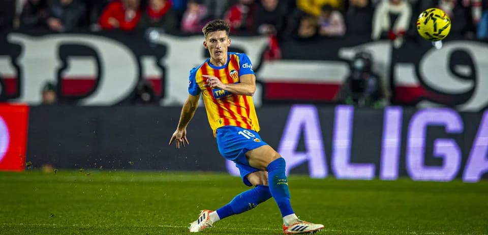 Jugador de Valencia en acción durante el partido