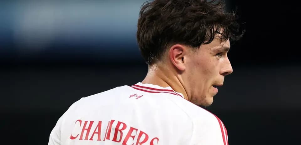Jugador con camiseta blanca y apellido CHAMBERS visible