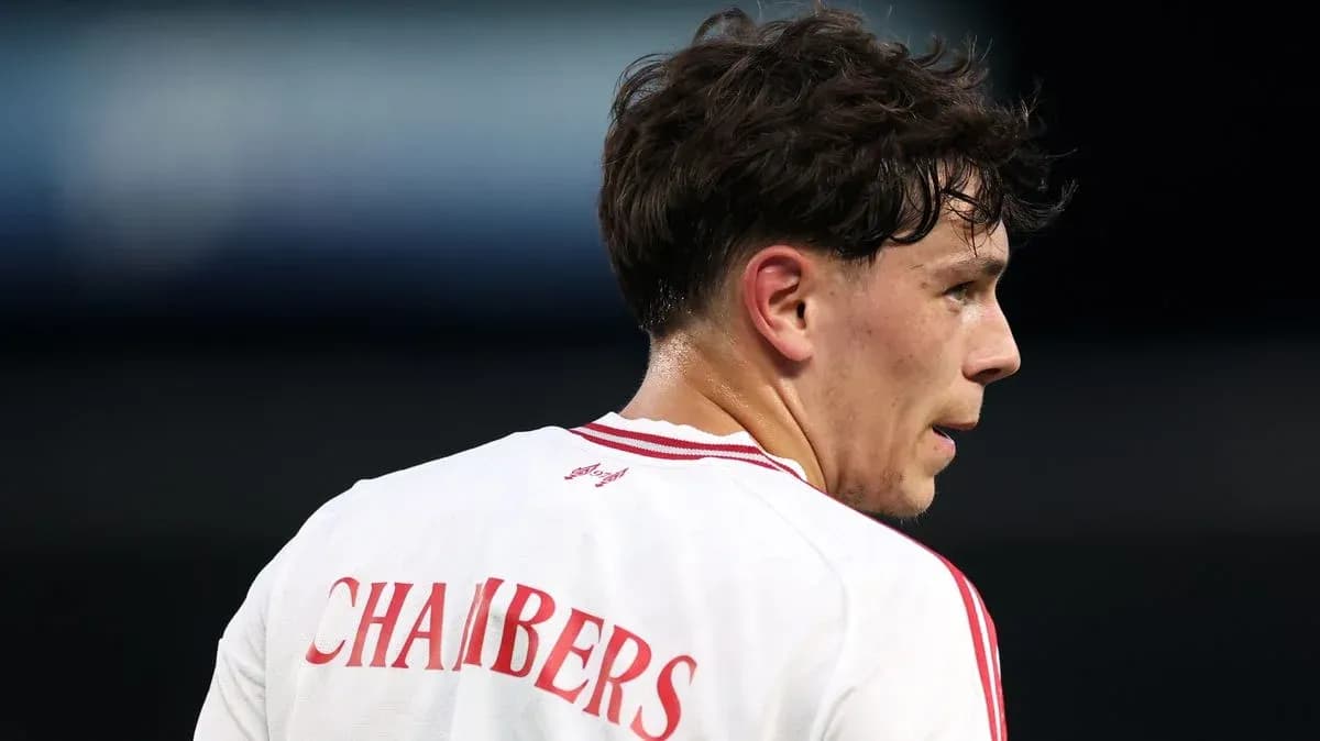 Jugador con camiseta blanca y apellido CHAMBERS visible