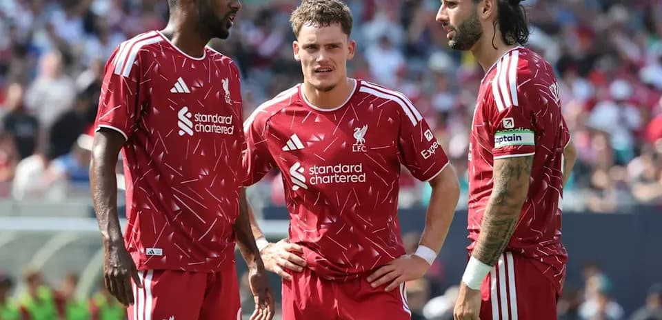 Tres jugadores de Liverpool discutiendo en el campo