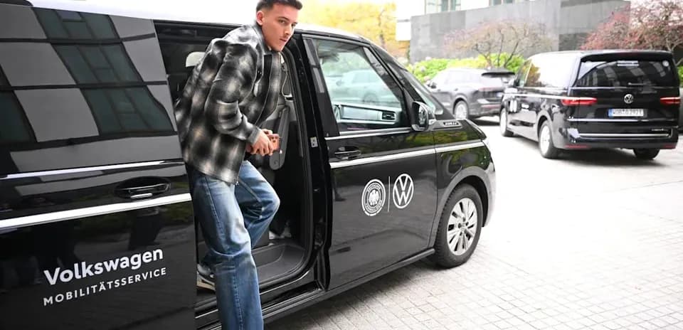 Jugador saliendo de un vehículo Volkswagen en el hotel
