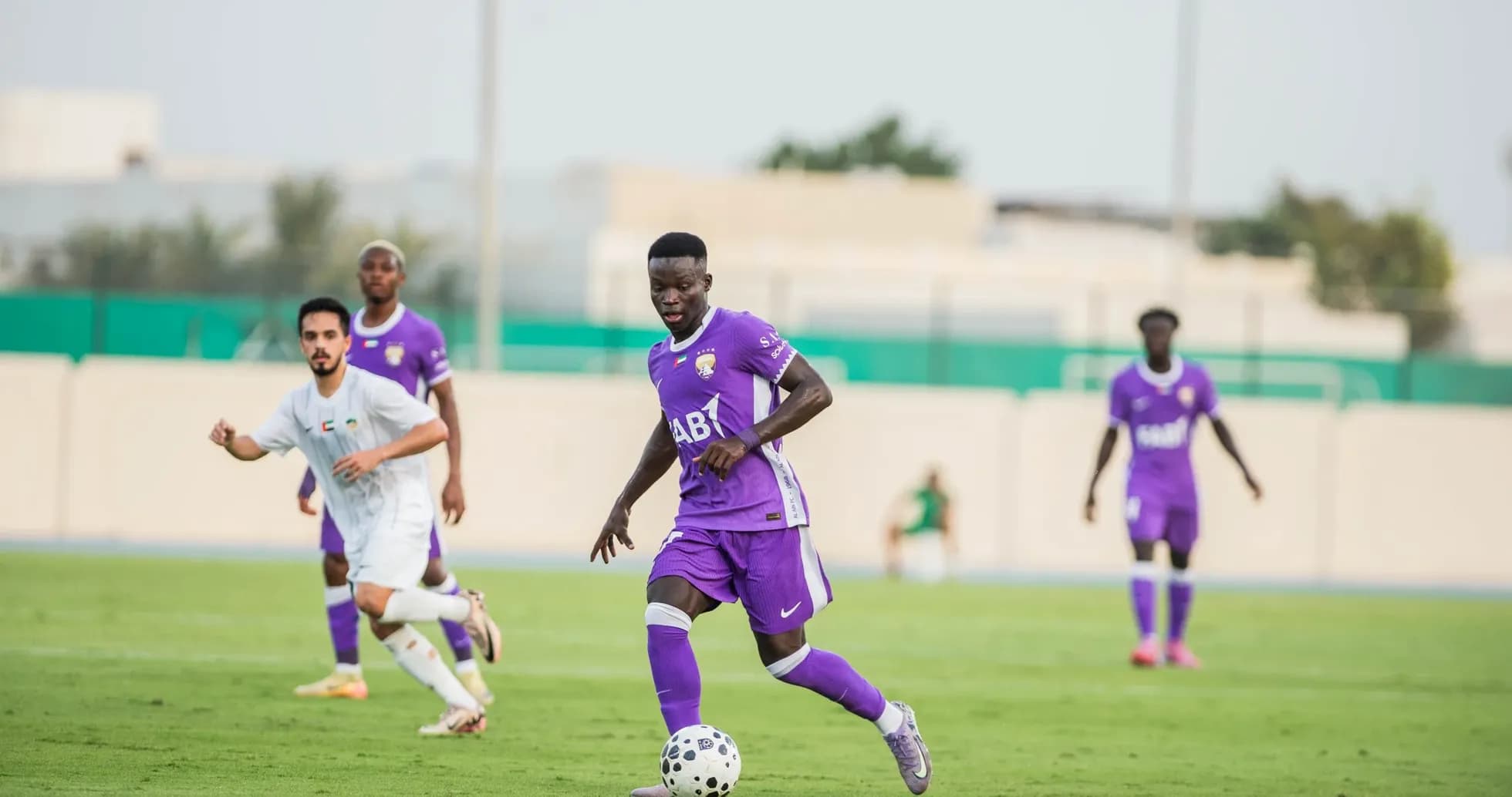 Jugador de Al Ain U23 corriendo con el balón