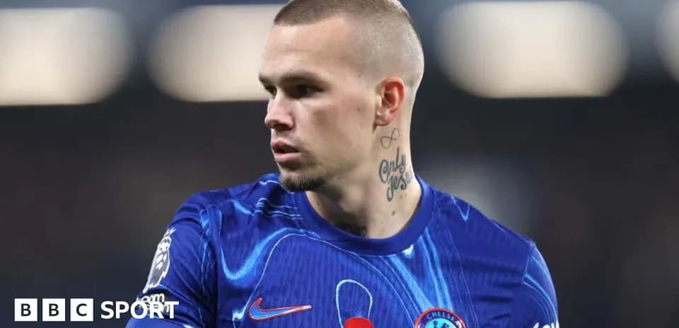 Jugador de Chelsea en uniforme durante un partido