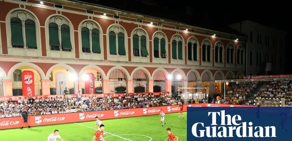 Jugadores compitiendo en un partido de fútbol nocturno