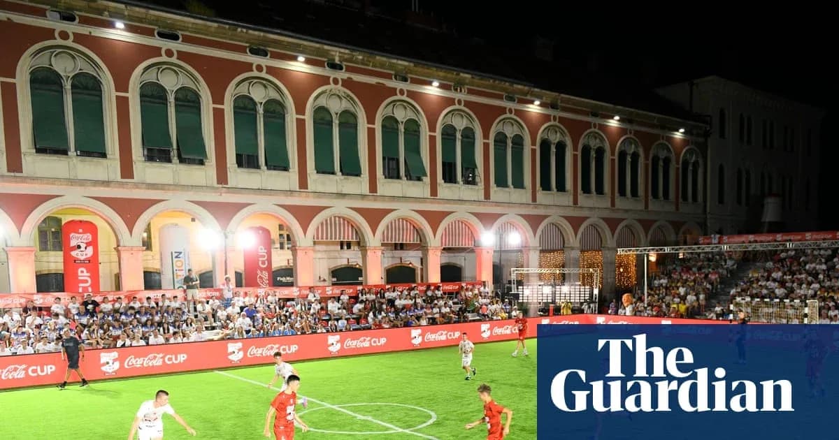 Jugadores compitiendo en un partido de fútbol nocturno