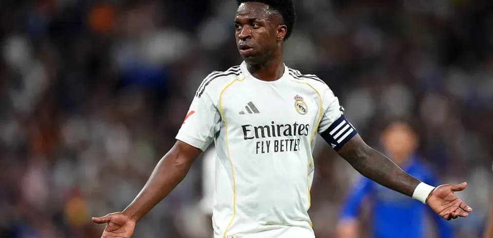 Jugador de Real Madrid gesticulando en el campo