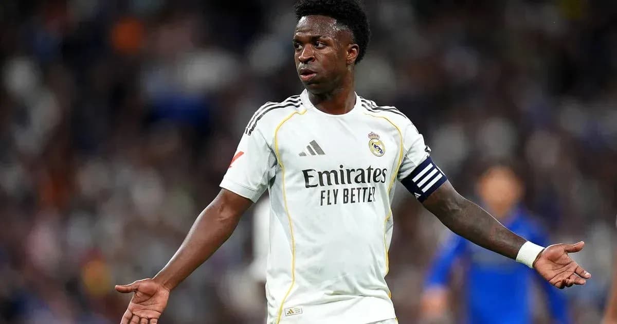 Jugador de Real Madrid gesticulando en el campo