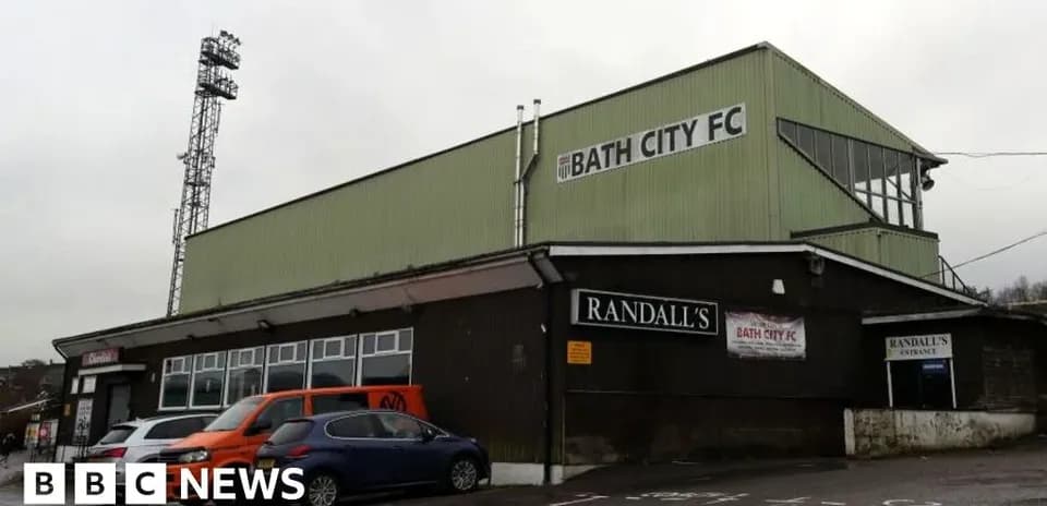 Estadio de Bath City FC con vehículos estacionados