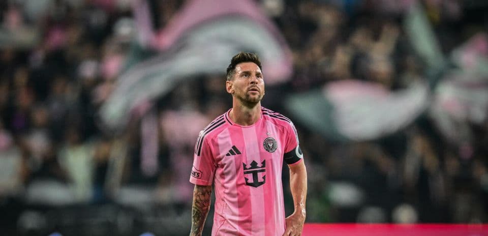 Lionel Messi en partido con camiseta rosa de Inter Miami