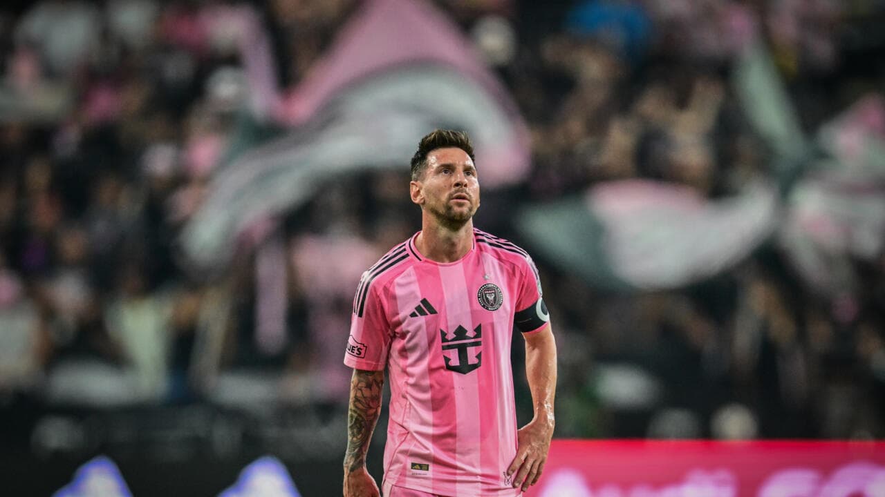 Lionel Messi en partido con camiseta rosa de Inter Miami