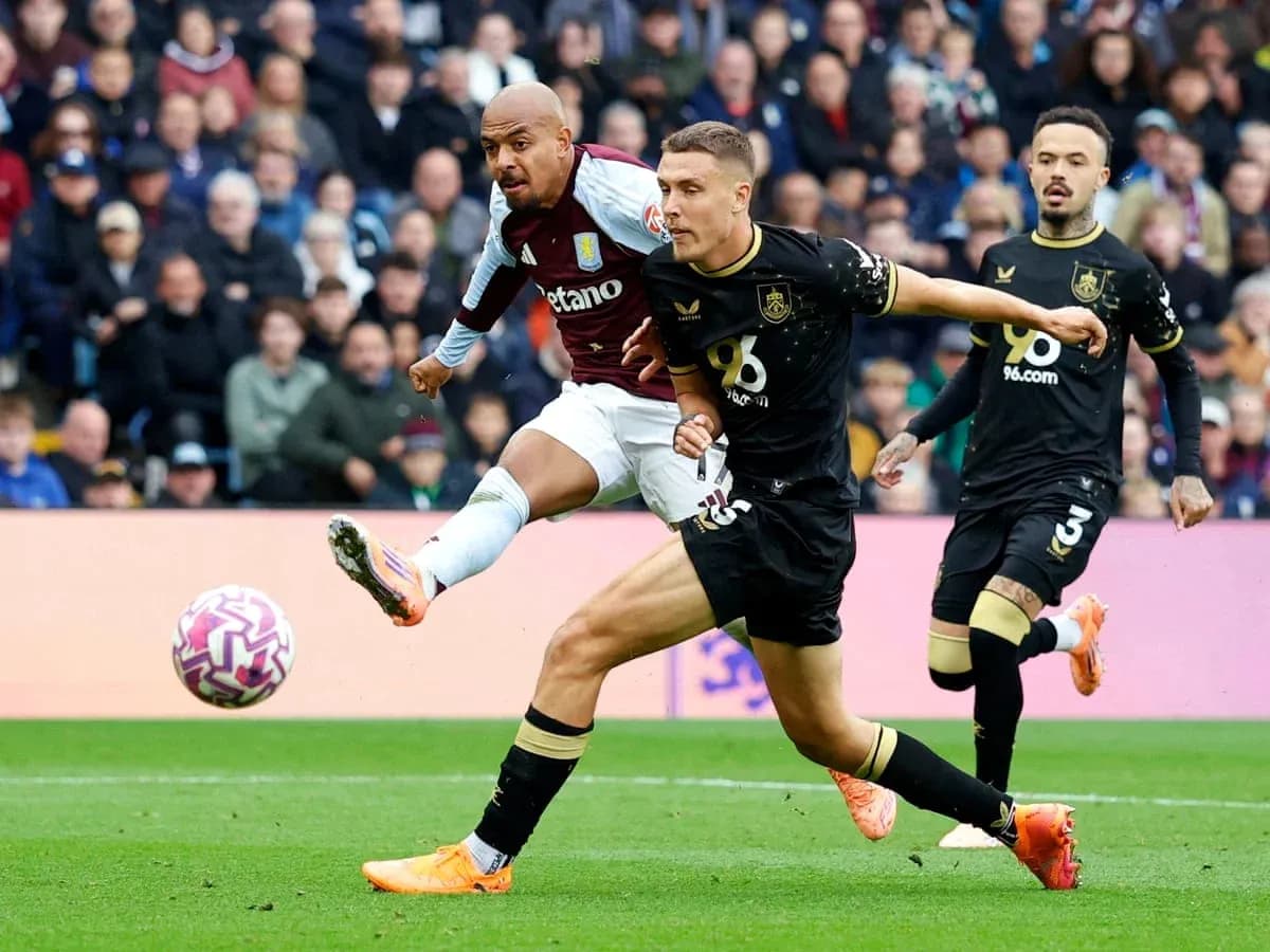 Jugador de Aston Villa disparando contra Burnley