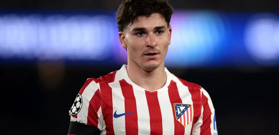 Jugador de Atlético de Madrid con camiseta rayada