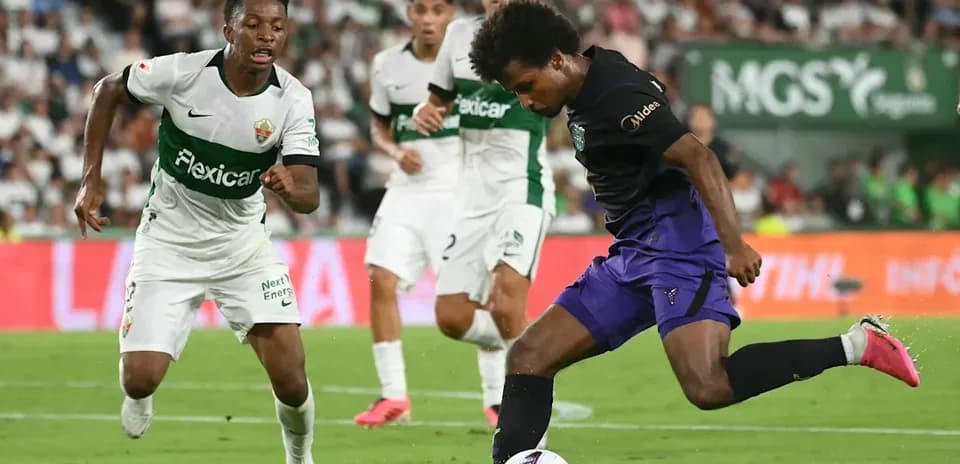 Jugador driblando mientras otro lo persigue en partido