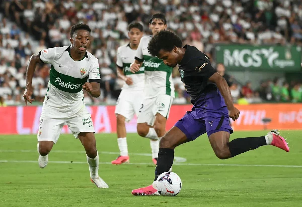 Jugador driblando mientras otro lo persigue en partido