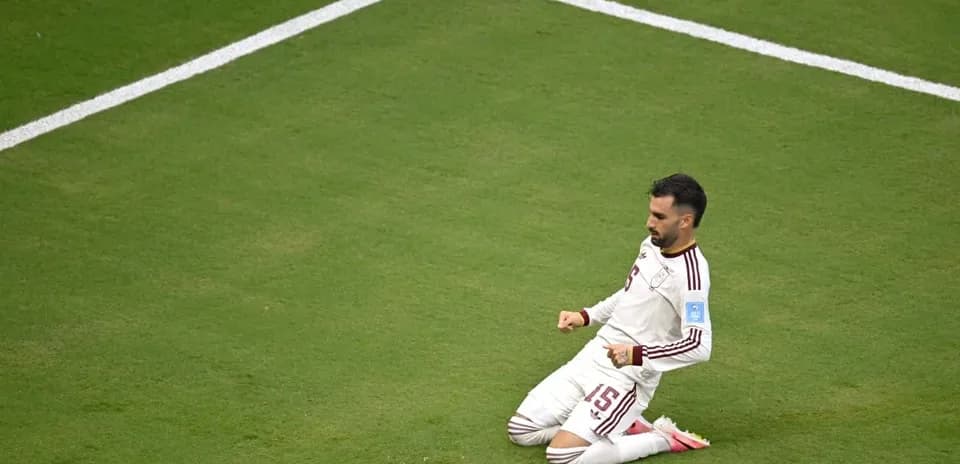 Jugador celebrando en el campo durante el partido