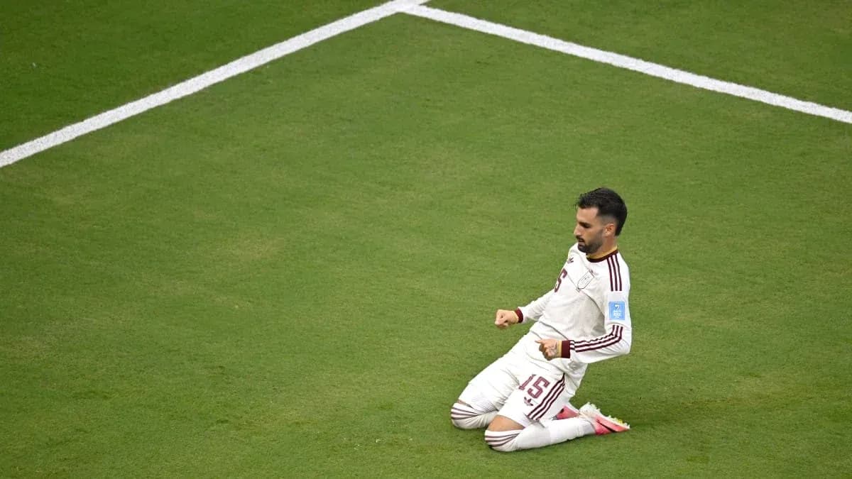 Jugador celebrando en el campo durante el partido