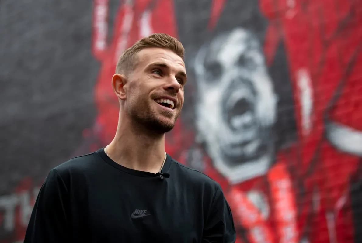 Jugador sonriendo frente a un mural en la pared