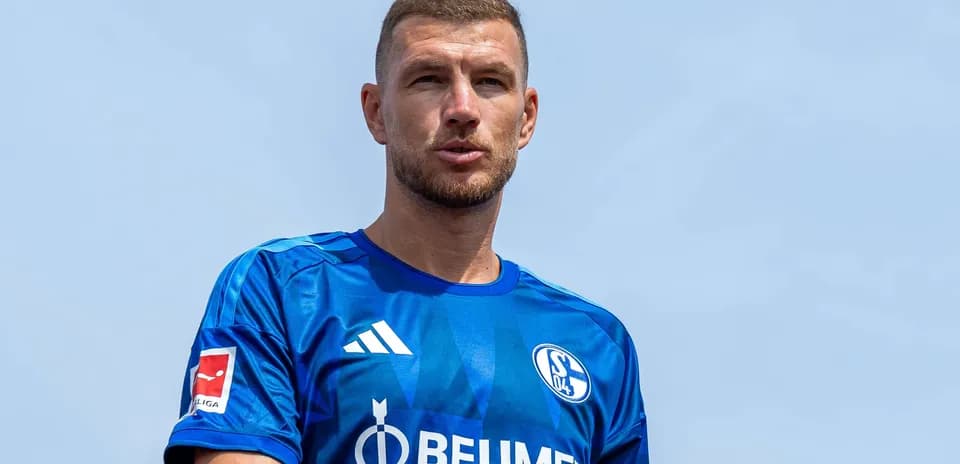 Jugador en camiseta azul de Schalke 04 frente al cielo