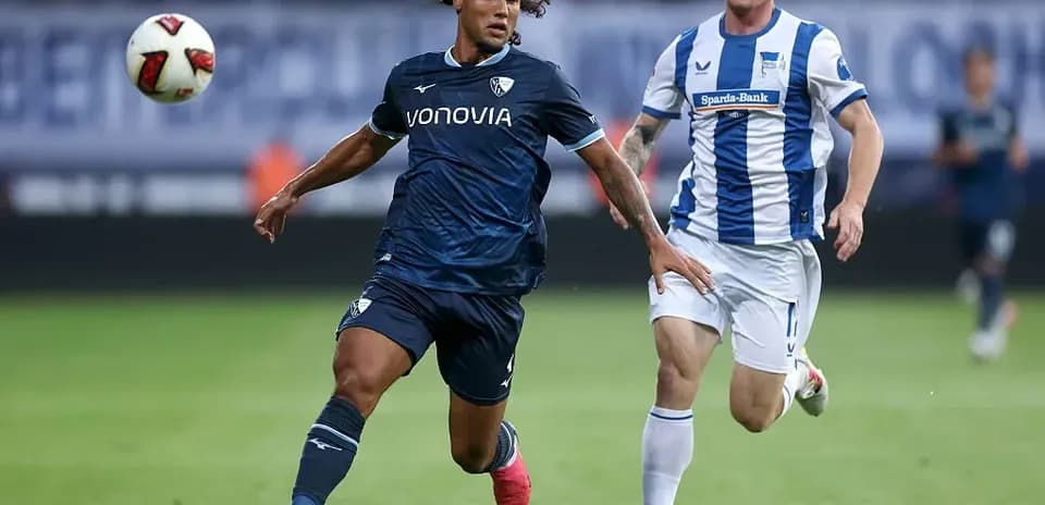 Jugador de Bochum corriendo con balón durante el partido