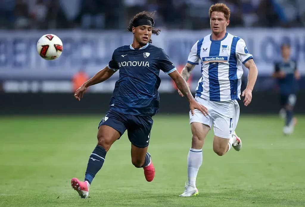 Jugador de Bochum corriendo con balón durante el partido