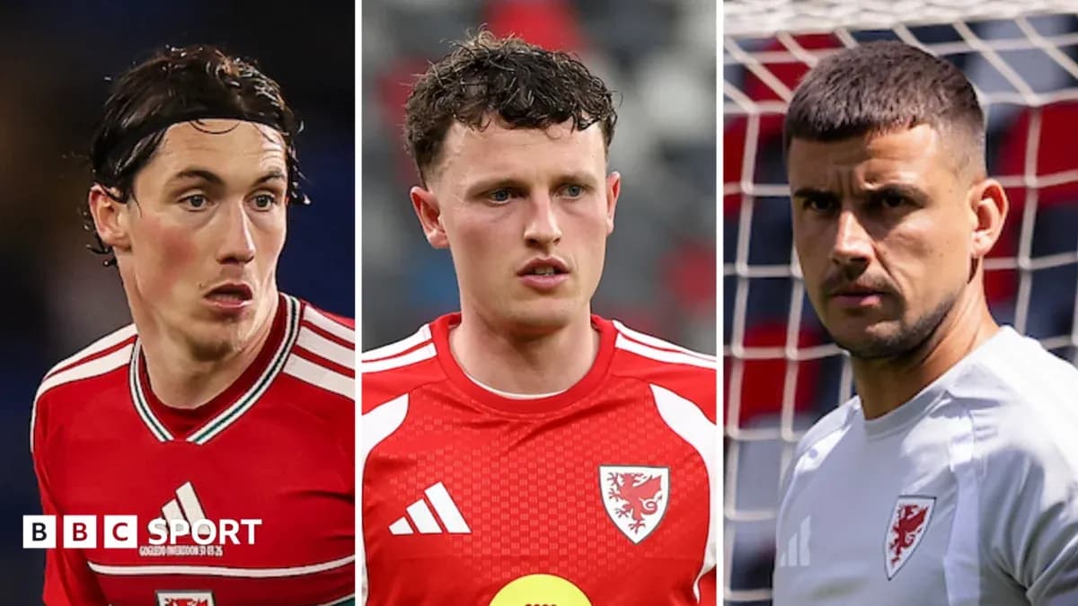 Tres jugadores de fútbol de Gales en uniforme
