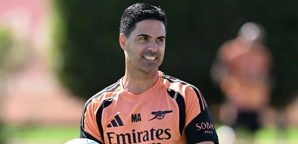 Entrenador sosteniendo balón durante sesión de entrenamiento