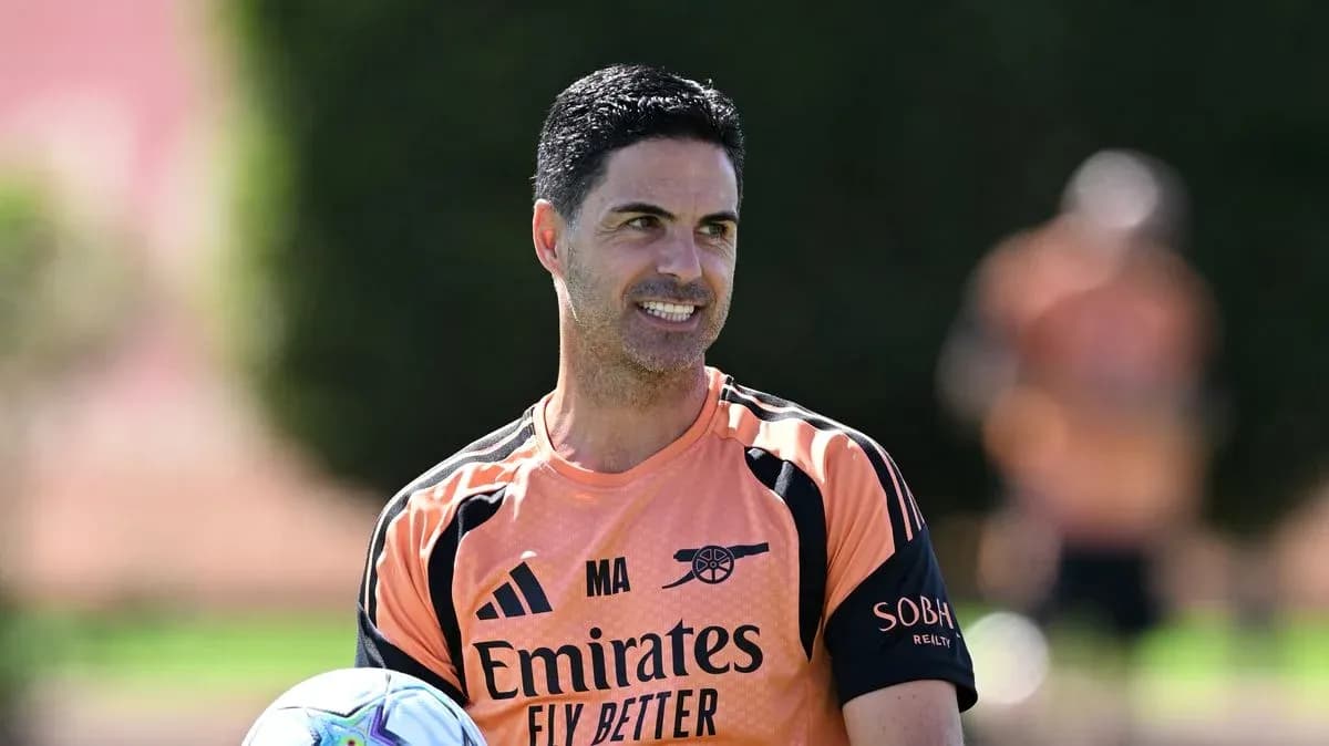 Entrenador sosteniendo balón durante sesión de entrenamiento
